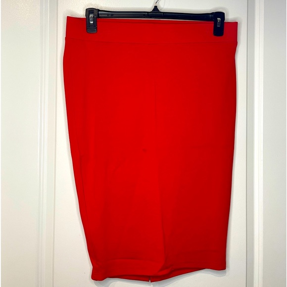 NWOT Torrid Pencil Skirt. 6” Back Slit. 26” Length. Torrid Size 0=12 - Picture 1 of 5